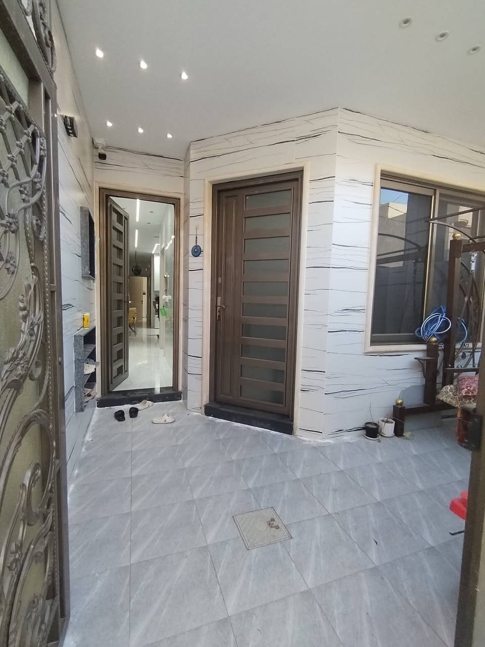 🔴 دار للبيع 🏘🔑🔑FOR SALE 

🔴الموقع👀حي الفلاح الثانية خلف دائرة المرور

🔴 ملك صرف طابو الزهور

🔴مساحة الدار ( 100 ) متر

🔴الواجهة (5)  متر

🔴 طابقين بناء حديث 2024

🔴الطابق الأول يتكون من غرفة نوم وهول واستقبال ومطبخ وصحيات.. 

🔴 الطابق الثاني يتكون من غرفتين نوم وهول وصحيات وبيتونه وسطح عدد 2

🔴 يحتوي الدار ع نظام سبالات وكاميرات وستلايت وغسالات تبريد مركزي .. 

🔴للأستفسار عن عروضنا العقارية المتميزة وأسعارها ⤵️مراجعة

          🎖 فنر للعقارات 🎖
     

🔴العراق↔️الموصل↔️ حي الاخاء سايدين كنيسة تايتنك مقابل البسة الأصدقاء أو ألتواصل معنآ ⤵️على الارقام
☎️(***********) ابو حسن
☎️(***********) ابو حسن
☎️(***********) ابو عماد 
☎️(***********) ابو عماد
