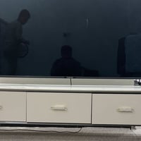 ميزين  تلفزيون واحد رصاصي وابيض وثاني جوزي وصحراوي مثل ما موضح بصوره خ...