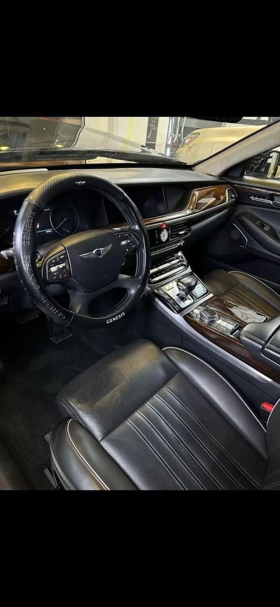 السلام عليكم جينسز G90 فئة رويل اعله فئة موديل 2019 المايباخ الكوري حجم المحرك V8 5000 اعلا موواصفات بيع او امراوس 
داخلية جلد نابا الفاخر وارد امريكي حادثها خلفي خفيف صبغ جاملغ خلفي جنطة 
مقاعد أمامية وخلفية تبريد + تدفئة
مساج للمقاعد الأمامية
تحكم كهربائي كامل بالمقاعد مع حفظ الذاكرة
فتحه البوب و الجنطة شفط 
شاشة معلومات وترفيه مع نظام ملاحة
شاشة عدادات رقمية
نظام صوت Lexicon الفاخر بـ17 سماعة
شاحن لاسلكي
كاميرات 360 درجة
حساسات أمامية وخلفية
مثبت سرعة راداري ذكي
نظام المحافظة على المسار
مراقبة النقطة العمياء
فرامل طوارئ أوتوماتيكية
إضاءة LED ذكية
ستائر خلفية كهربائية
تشغيل ودخول ذكي (بصمة)
تحكم ثلاثي بالمناخ للمقصورة
جنوط ألمنيوم أصلية قياس 19 إنش. �
السعر 255


**إذا كنت صاحب هذا الإعلان وتريد حذفه لأي سبب، رجاءا أرسل رسالة إلى الدعم الفني**