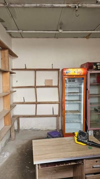 رفوف خشب • عدد ٢ • شرط الشغل