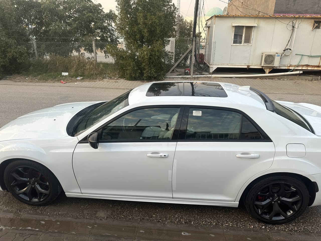 كرايسلر للبيع موديل 2018 فو ل مواصفات فول كما موضح بالصور حتى غرفه بيضه حادث امامي بجم بسعر مناسب ثلاثه قطع صبع وشبر بالباب مع بدايه الشواصي اثنينهم كشي جاهز تخم تاير مكينه حداديه جديده توني مسويه منظومه تبريد جديده قبل 6 اشهر ماشيه 142 الف كيلو سنويه جديده قبل شهر السعر المطلوب 194 مع المجال البسيط مكاني النجف موبايل ***********
