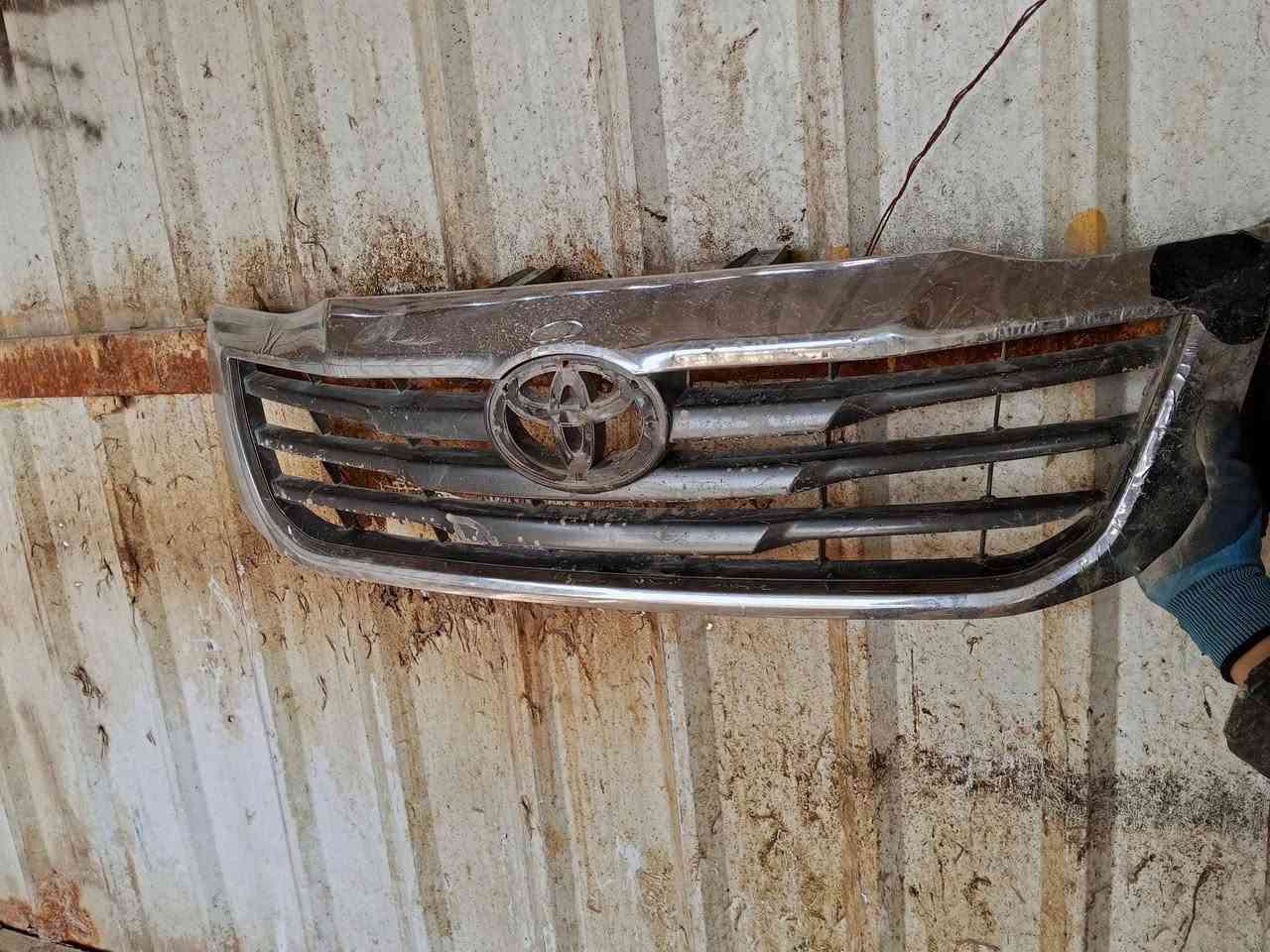 سلام عليكم باب صفه السايق مال هايلوكس 2013الباب مضروب كما موضح بصوره و هاذ الشباك هم مالتهه ذنينهن ابيعن السعر 80الف ***********اتصال فقط
