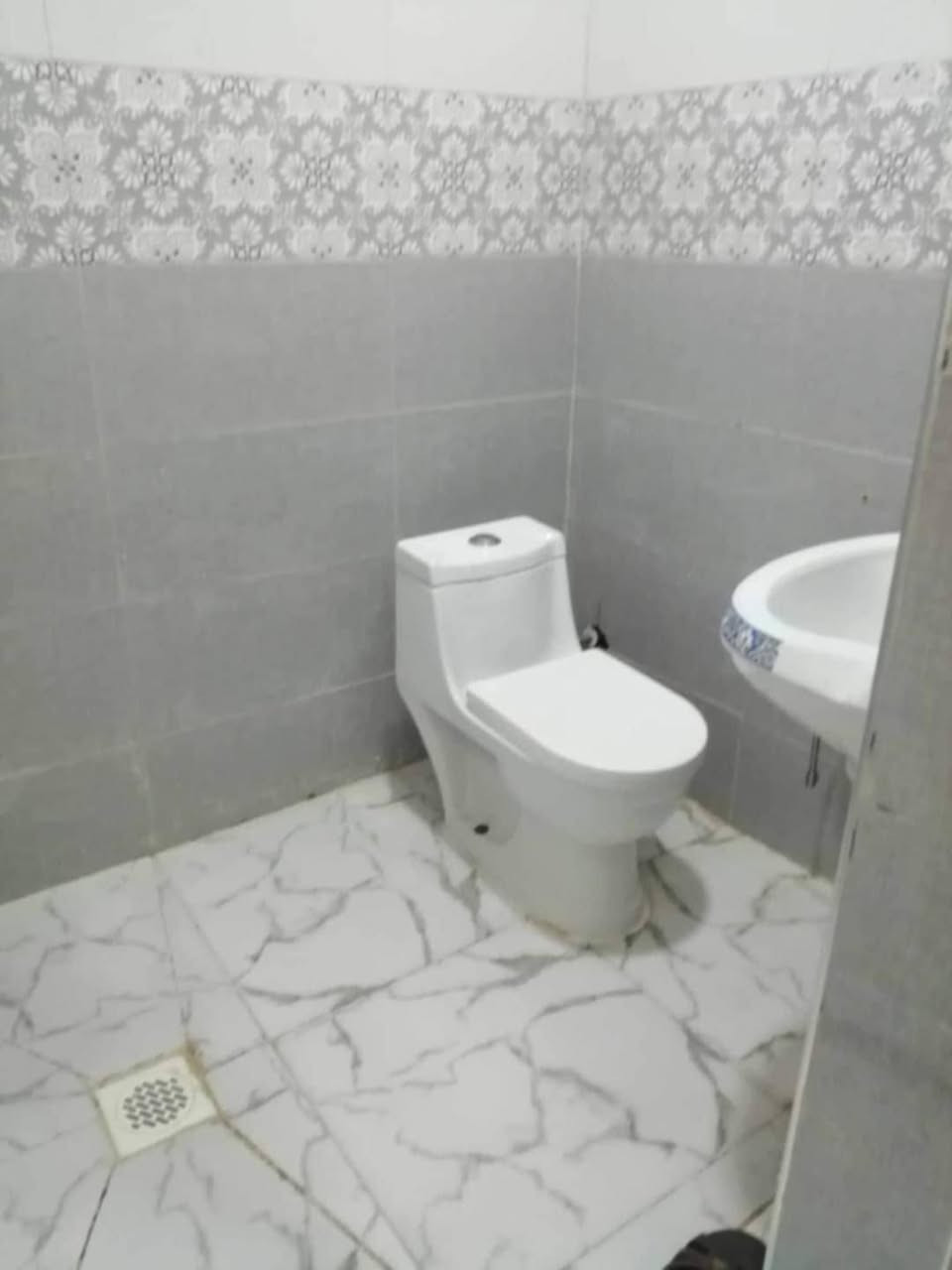 السلام عليكم . بيت للبيع . 
80 متر . 
3 غرف نوم . 
3 صحيات . 
موقع البيت.  كميرة.  
شارع جامع ابو الزهراء . 
مجاور المدارس مدرسة الفلاح ومدرسة عيون بغداد 
البيت جديد بمعنى الكلمة كامل مكمل 
كله فرفوري  محجرات المنيوم سطح شتايكر.  مي كهرباء.  
سعر خاص . 
اي استفسار ***********
