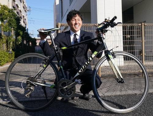بايسكل العملاق جيانت الياباني 🇯🇵
بايسكل غني عن التعريف، يعتبر من أخف وأسرع الدراجات الهجينة في اليابان. مثالي جداً للي يدور "ماركة عالمية" وتصميم عصري ووزن ريشة.

​✅ ملخص المواصفات:

​الهيكل (Frame): ألمنيوم فائق الخفة (Aluxx) - وزنه الكلي حوالي 9.9 كغم فقط.

​نظام السرعات: Shimano لضمان سلاسة القيادة في كل الطرق والصعدات.

​القياس: S (مناسب للأطوال بين 160 سم إلى 172 سم).

​الحالة العامة: نظافة البايسكل كلياً 70% (ملاحظة للأمانة: اللون باهت قليلا بسبب أشعة الشمس ويحتاج بعض التصليح في السكان وقير مبدل النمرات ومخصومات من سعر البايسكل) وبدون أي كسر أو لحيم.

​🚀 الأداء والاستخدام:

​مثالي للتنقل اليومي: مصمم للذهاب للعمل أو المدرسة براحة تامة وبأقل مجهود بفضل خفة وزنه.

​للترحال الخفيف: بايسكل نشط وسريع داخل المدينة، ومثالي للمشاوير الطويلة والقصيرة.

​مرونة عالية: يجمع بين سرعة البايسكل الرياضي وقوة دراجات المدينة، يعني "وحش" بالشوارع من تجربتي الشخصية

السعر : 125 الف ومع العلم سعر البايسكل الأصلي أكثر من 400 إلف من الوكالة  

التواصل عبر الخاص او واتساب ***********

المكان : قرية الغدير الاولى
