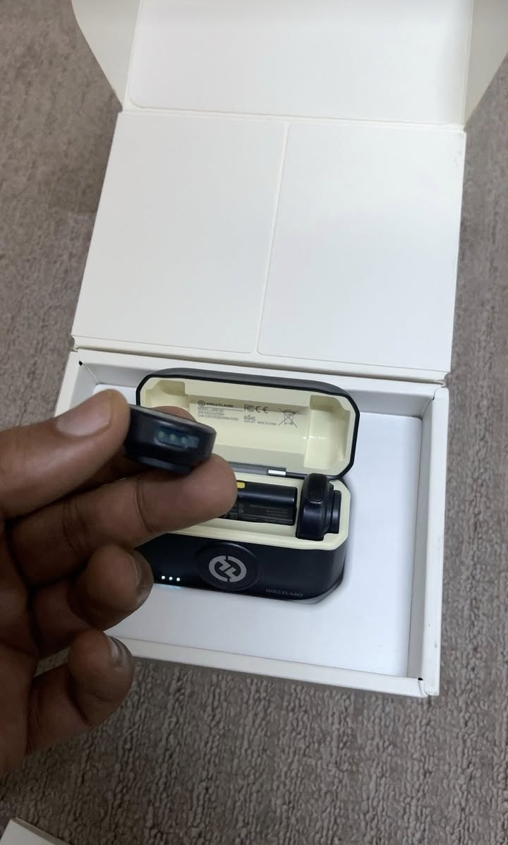 خيار الأول: بيعي وجذاب (يركز على حل مشكلة الصوت)
وداعاً للصوت السيئ في فيديوهاتك! 🎤✨

للبيع ميكروفون Hollyland Lark M2 اللاسلكي الشهير - أصغر وأخف مايك احترافي في العالم لصناع المحتوى.
المواصفات والمميزات:
• النسخة: USB-C (متوافقة مع آيفون 15 و16، وجميع أجهزة الأندرويد، وأجهزة اللابتوب).
• التصميم: مايك صغير جداً بحجم الزر، يمكن تعليقه بالمغناطيس أو المشبك بكل سهولة.
• جودة الصوت: صوت نقي جداً بدقة 48kHz/24bit (Hi-Fi Quality).
• إلغاء الضجيج: ميزة ENC الذكية بضغطة زر لعزل أصوات الشارع والرياح.
• البطارية: تدوم حتى 40 ساعة مع علبة الشحن (10 ساعات عمل متواصل للمايك الواحد).
• المدى: يصل إلى 300 متر في المناطق المفتوحة.
• الحالة: (اكتب هنا: جديد بكرتونه / أو مستخدم بحالة الوكالة).
محتويات العلبة:
1. جهاز الاستقبال (Receiver) بمنفذ USB-C.
2. عدد 2 ميكروفون (Transmitters).
3. علبة الشحن الأصلية.
4. كابلات وإكسسوارات التعليق المغناطيسية.

السعر: (110 الف )


**إذا كنت صاحب هذا الإعلان وتريد حذفه لأي سبب، رجاءا أرسل رسالة إلى الدعم الفني**