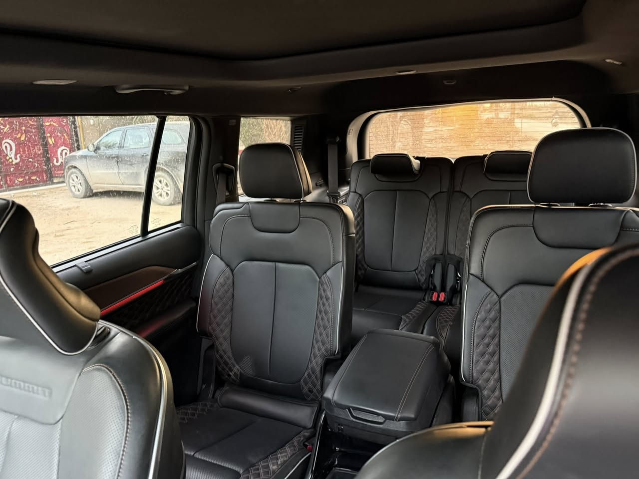 السلام عليكم للبيع جيب جراند شيروكي سومت Summit موديل 2024 🔴
أعلى فئة – فخامة + قوة + راحة
توووكلر لونين زيتوني طوخ و سقف اسود 

🚙 المحرك والأداء:

 • محرك V6 سعة 3.6 لتر
 • قوة 293 حصان
 • كير أوتوماتيك 8 سرعات
 • دفع رباعي 4×4
 • نظام اختيار وضعيات القيادة (طرق عادية / طرق وعرة / ثلج)
 • سحب قوي ومناسب للسفر والخطوط الطويلة

🛋️ الداخلية والفخامة:

 • مقاعد جلد طبيعي فاخر
 • مقاعد أمامية كهرباء بالكامل
 • تبريد + تسخين المقاعد الأمامية والخلفية
 • ذاكرة مقاعد
 • تدليك للمقاعد الأمامية
 • تكييف أربع مناطق
 • إضاءة داخلية محيطية
 • فتحة سقف بانوراما

📱 الشاشات والتقنيات:

 • شاشة وسطية كبيرة 10.1 إنج
 • شاشة عدادات رقمية
 • شاشة للراكب الأمامي
 • نظام Uconnect
 • Apple CarPlay & Android Auto
 • شحن لاسلكي
 • نظام صوتي فاخر ماكنتوش حفلة متكاملة بالصوت 
🛡️ الأمان والمساعدات:

 • كاميرات 360 درجة
 • رادار أمامي
 • مثبت سرعة ذكي
 • فرامل طوارئ تلقائية
 • تحذير النقطة العمياء
 • تحذير الخروج عن المسار
 • مساعد الحفاظ على المسار
 • حساسات أمامية وخلفية
🚘 الخارجية:
 • إضاءة LED أمامية وخلفية
 • نظام رفع وخفض السيارة (تعليق هوائي)
 • باب خلفي كهربائي
 • تصميم Summit الفاخر
               

📄 الحالة:
 • نظيفة جدًا
 • استخدام شخصي ماشيه 6 الف 
 • جاهزة للفحص ضررها قطعه وحده جاملغ ولغد       الجاملغ حاذث بسيط  وحلو ايرباكات طاكه 
 • أوراق كاملة رقمها نجف كامل شهداء وكاله عامة مطلقه 

💰 السعر: 380 قابل للتفاوض للجادين
📞 للتواصل: خاص


**إذا كنت صاحب هذا الإعلان وتريد حذفه لأي سبب، رجاءا أرسل رسالة إلى الدعم الفني**