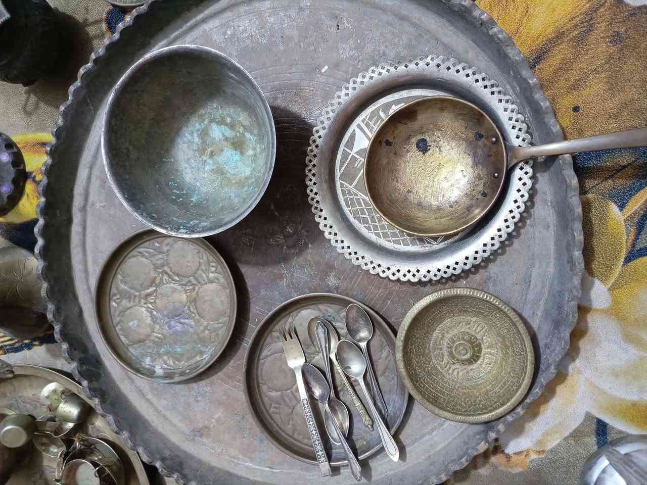 نحاس وصفر انتيك مثل ما موضح بل صور 
 مامتواجد فيس رقم ‏‪***********‬‏
