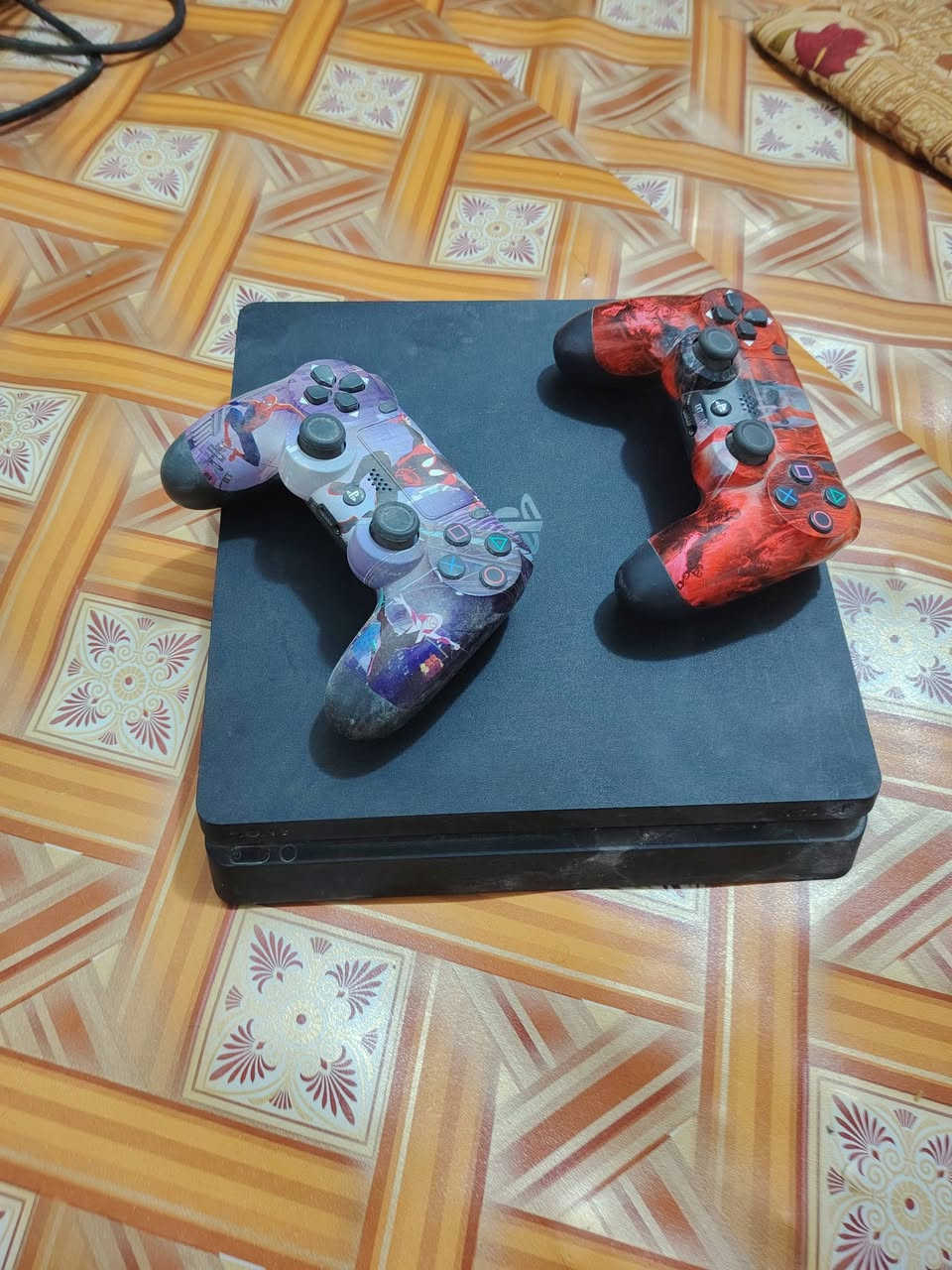 بلايستيشن للبيع سلم مهكر يجي ويا 5 العاب وجوستكات أثنين السعر 250 قفل يوجد توصيل ***********
