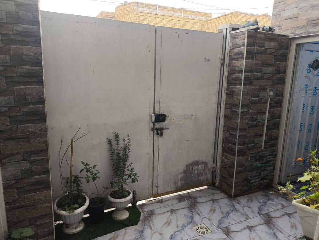 بيت  طابو صرف مساحته 100متر امامي
مكان /حي_الفداء شارع ابولبنان الرئيسي ثالث بيت عن الشارع
بناء جديد //صب كونكريت  
غرفه و ديوانيه و صاله و مطبخ حار و بارد صحيات  خارجيه خارجيه و داخليه مخزن فوق جبير   
متوفر كافه الخدمات ماء مجاري تبليط
السعر 112 وبيه مجال بسيط ***********
