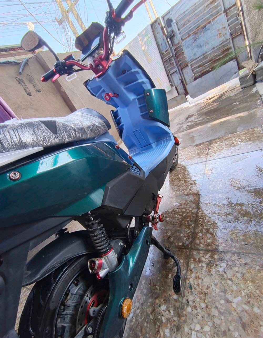 دراجة كهربائية نظيفة وممتازة للبيع. التصميم عصري وجذاب بلون أخضر داكن ولمسات حمراء.مريحة للقيادة ومناسبة للمسافات القصيرة. السعر قابل للتفاوض.