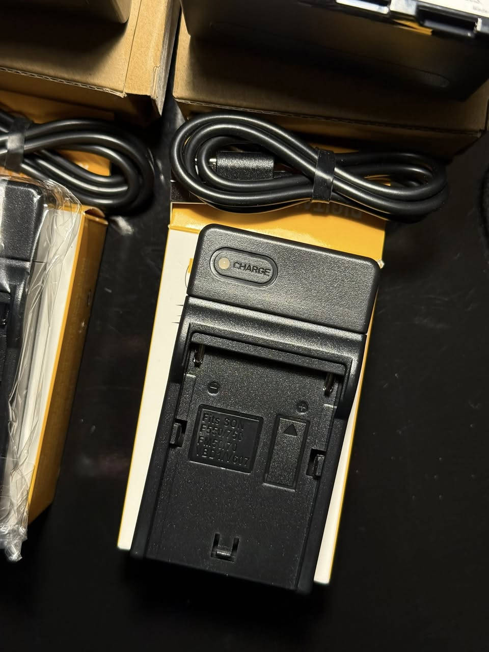 SONY.NP-F960/F970
2 battery 
2 charger


**إذا كنت صاحب هذا الإعلان وتريد حذفه لأي سبب، رجاءا أرسل رسالة إلى الدعم الفني**