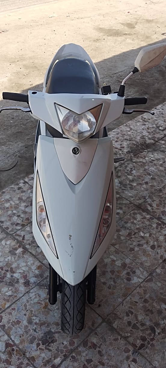 سلام عليكم دراجه سيام نوزل رمبه جديد محركها ما مفتوح كهربايات يشتغلن سعر٧٠٠ مكاني بصره شراي يتصل ***********
