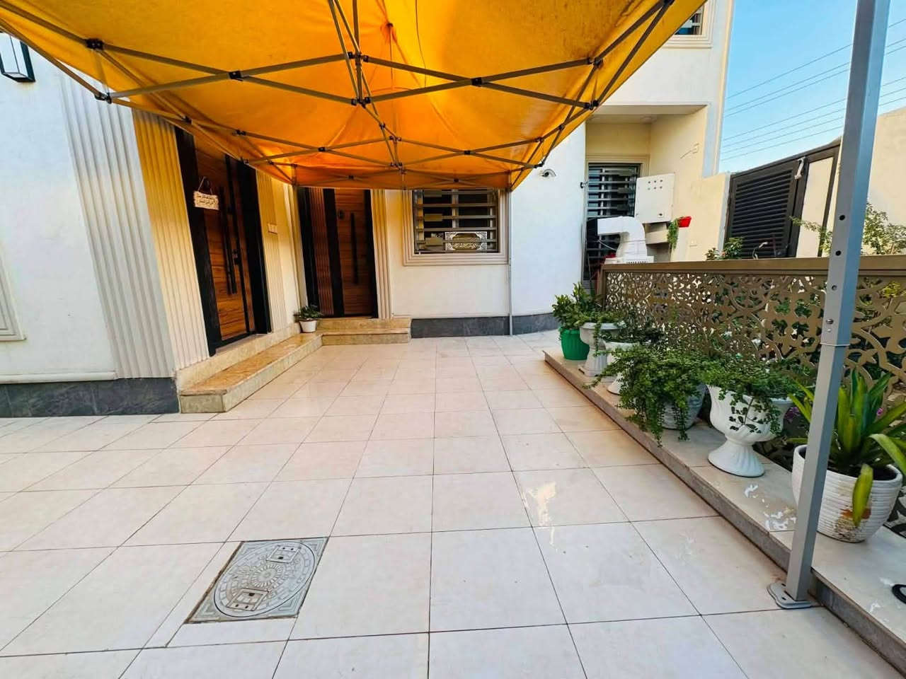 🏡 بيت للبيع – طابو زراعي سند 25 (جاهز للتحويل الفوري)

📍 الموقع: المسيب – قطع علي طليفح، مقابل معمل الحرير / حي الموظفين الثانية

🔹 المساحة واقع حال: 280 م²
🔹 المساحة في السند: 200 م²
🔹 عدد الطوابق: طابق ونصف
🔹 عمر البناء: سنة واحدة فقط
🔹 البناء جديد ونظيف جداً وجاهز للسكن

🏠 تفاصيل الطابق الأرضي:

* غرفتين نوم
* استقبال
* صالة
* مطبخ عدد2 (حار وبارد)
* مجمع صحيات
* كراج سيارة
* عدد 2 منور

🏠 الطابق العلوي:

* غرفة نوم
* سطح شتايكر

✨ المميزات والخدمات:

* ماء
* كهرباء وطنية
* خط سحب
* تبليط
* ركن كهرباء
* بوري
* سبالت دفن
* منطقة هادئة وقريبة من الأسواق والمدارس والخدمات العامة

💰 السعر: على الخاص

📞 للاستفسار: ***********

🏢 مكتب عقار أهالي المسيب
📍 حي المعلمين الثالثة – قرب جامع محمد الجواد
