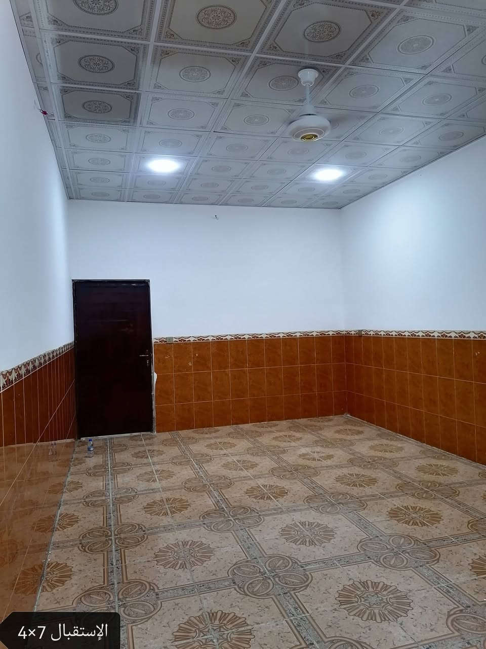 دار للبيع مساحه 300م
*تفاصيل البيت
 إستقبال 7×4  غرفتين 5×4 صالـه ومطبخ حار بارد  وصحيات داخليه وخارجيه 
البيت شتايگر وسقوف وصبغ وكهرائيات كله جديد بيت متكامل 
العنوان حي القادسيه المربع اللي مقابيل مدرسة الميسلون الشارع نافذ على مدرسة الميسلون مباشر، للإستفسار ***********
