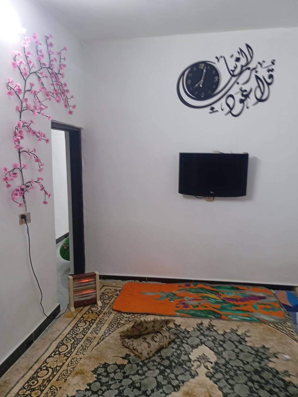 سلام عليكم بيت 100 متر مدخلين سند أصفر
حي البساتين حي سلام شارع حشد ثالث تقاطع بيت عالي عن شارع بي نواقص بسيطه 
*********** تواصل واتساب 
سعر خاص
