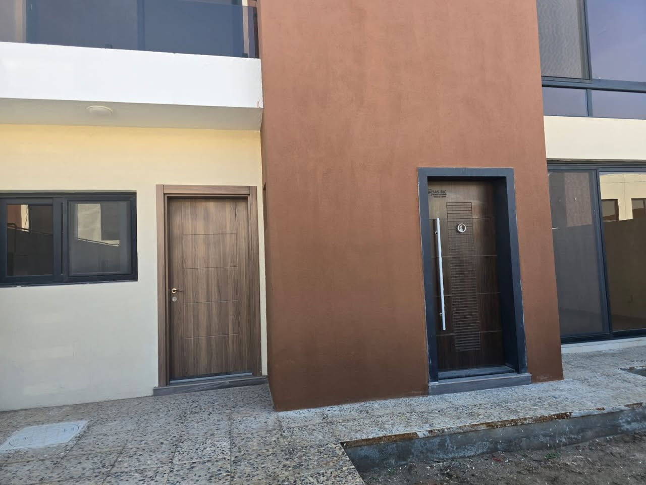 🕍 فرصة مميزة للسكن والاستثمار في مجمع داماك هيلز

📍 الموقع: بيوت الهيئة الوطنية للاستثمار

📐 المساحة: 200م²
📏 الواجهة: 10م

✨ تفاصيل العقار:

🔸 طابقان بتصميم عملي ومريح

🔹 الطابق الأرضي:
• صالة ماستر واسعة
• مطبخ
• غرفة نوم
• خدمات صحية

🔹 الطابق الأول:
• 3 غرف نوم
• غرفة ماستر
• خدمات صحية

🌳 حديقة خارجية
🚗 كراج سيارة

#لمعرفة #السعر #(1)#سأيتي #الرد #مباشر 

🔄 العقار متوفر للبيع أو للمراوس.

إذا لديك عقار وتود عرضه للبيع أو الإيجار، تواصلوا ويانا.

☎️ (اتصال + واتساب)
***********
***********
***********
***********

#داماك_هيلز #عقارات_بغداد #عقارات_السيدية #بيع_وشراء #دار_للبيع #العراق #بغداد #اكسبلور #ترن

