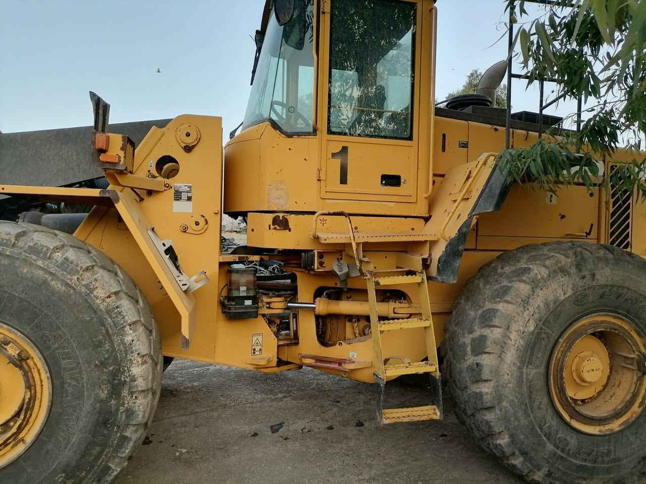 شؤفر ڤالڤؤ بؤ فرؤشتن للبيع حجم D150 موديل 2001
رقمو سناويه زؤر خوينه همو گيني بشرته 
رقم تليفون *********** رقم تليفون ***********
