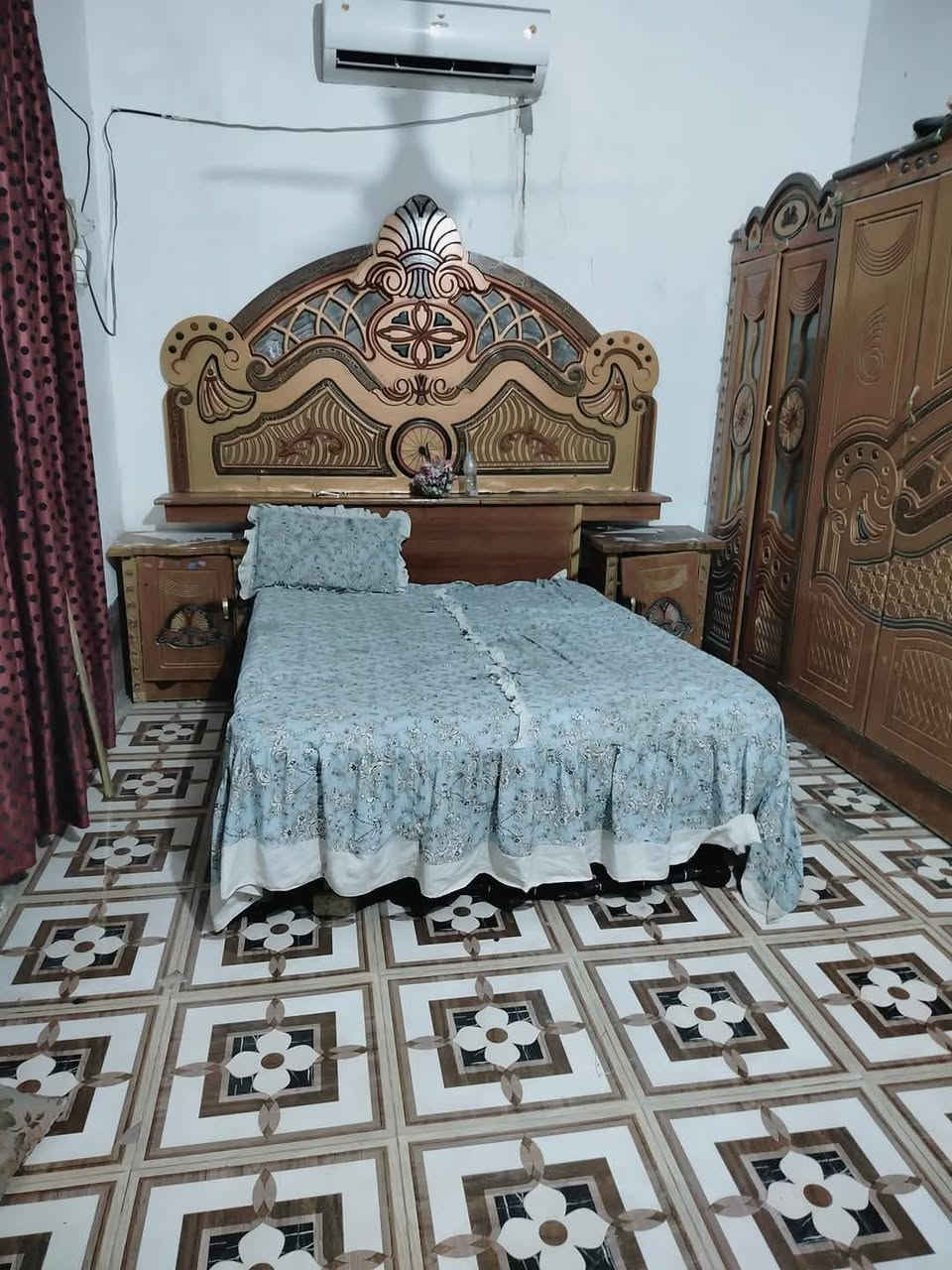 السلام عليكم بيت للبيع المساحه 200متر استقبال وصاله وغرفتين ومطبخ وطارمة وصحيات خارجيه المكان حي الفلاح قرب حسينية الهواشم الرقم***********مكلف بنشر
