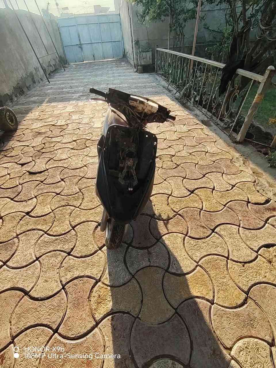 سلام عليكم شباب عندي دراجه بريز البيع بيع كوم حديد تشتغل بس كايمه وشعندك راوس مكاني المداىن جسر ديالى الورديه وهذه رقمي ***********وموجود واتساب ً
