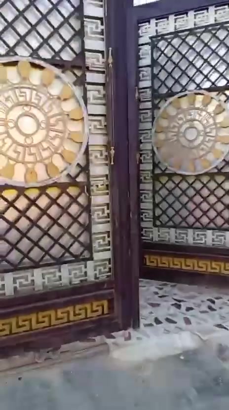 دار معروض للبيع طابوصلف المساحه ٢٠٠متر الموقع الرمادي ٦ كيلو مقابل لمجمع السكني وقرب جامع الرحمان يتكون غرفتين نوم صاله مطبخ ديوان  مناور حمام داخلي صحيات خارج  بناء حديث ٢٠٢٤ بناء حجر اسعر ١٢٠ مليون وقابل لتفاوض شي بسيط


**إذا كنت صاحب هذا الإعلان وتريد حذفه لأي سبب، رجاءا أرسل رسالة إلى الدعم الفني**