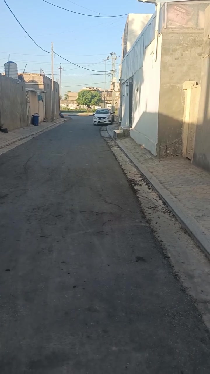 بيت للبيع المساحه 300متر طابو زراعي سند 25 تحويل كافة الاسهم غرفتين نوم وصاله ومطبخ وستقبال وصحيات داخليه وخارجيه حديقه وكراج خدمات كامله تبليط ماء مجاري عرض الشارع 12متر بناء طابوق السقف صب مسلح عنوانه طويريج حي الرياض قرب مدرسة الفظل الاهليه السعر 225مليون مع المجال للتواصل ***********
