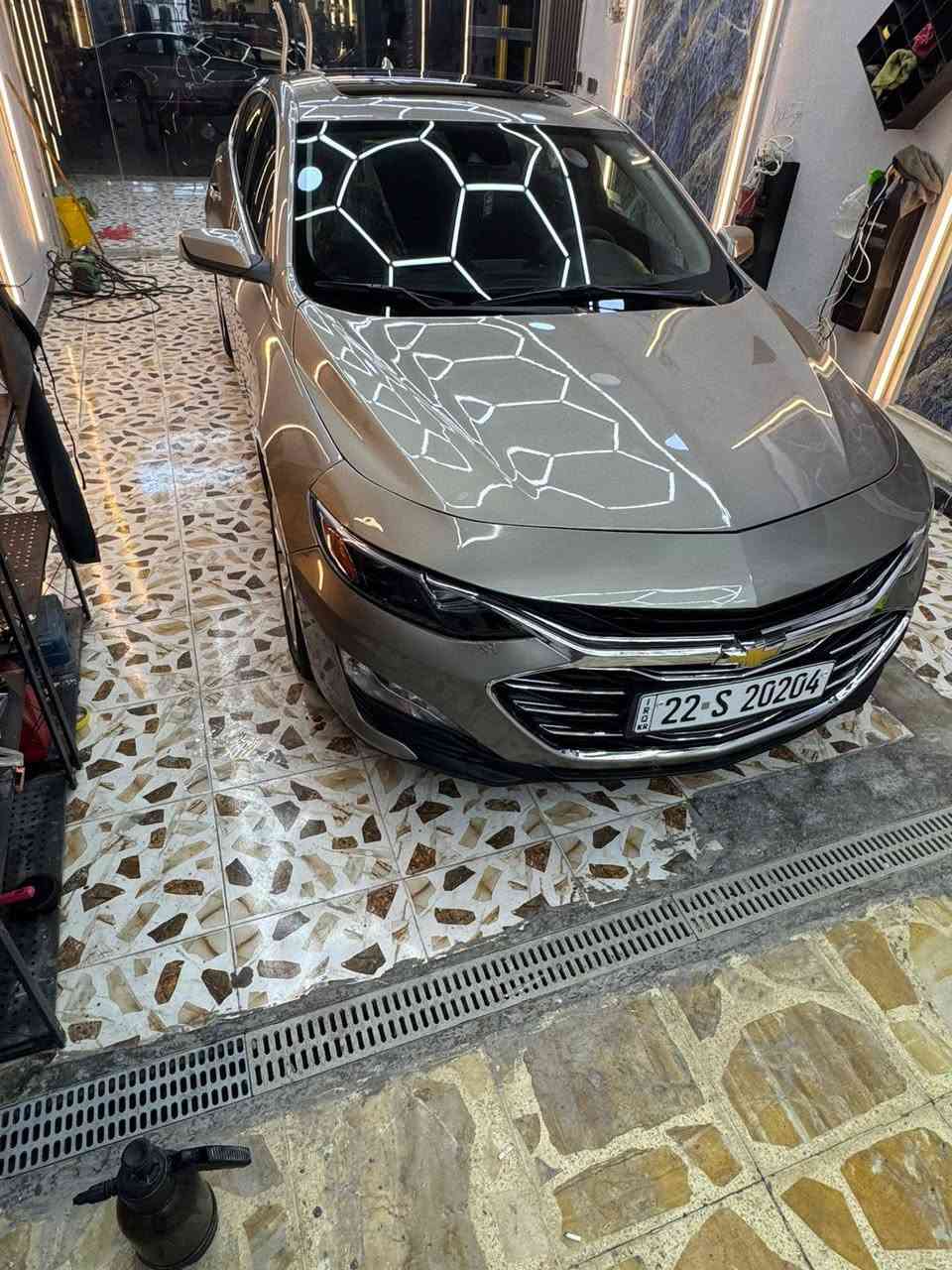 🔴 للبيع: شوفرليت ماليبو 2024 – وارد أمريكي 🔴
📌 الفئة: LT – فول مواصفات
📌 التسجيل: رقم أربيل مميز باسم شركة (تحويل أو وكالة)
📌 الحالة:
 • حادث سطحي فقط
 • بنيد + دعامية صبغ
 • بدون أي أضرار بالدواخل
 • محرك وكير  على كفالة عامة وسونار مرفق مع صور

📌 المواصفات:
 • محرك 1500 تيربو
 • بنوراما
 • Apple CarPlay + بلوتوث
 • كاميرا 360 درجة
 • رادارات
 • قيادة ذاتية
 • تحكم كامل من الاستيرن
 • تشغيل عن بعد
 • مقاعد كهرباء مع تدفئة وتبريد (كشن)
 • نظام تبريد قطعتين
 • مواصفات إضافية كثيرة

📌 الممشى: 19,000 الف (زيرو )

💰 السعر: 135$
🔹 قابل للتفاوض بشي بسيط
🔹 الصبح أتواجد في الربيعي 

📍 الموقع: بغداد – الحرية – شارع الدور

📞 أرقام الاتصال:
 • *********** اتصال
 • *********** واساب اسف على الاطاله 🙏🏻
