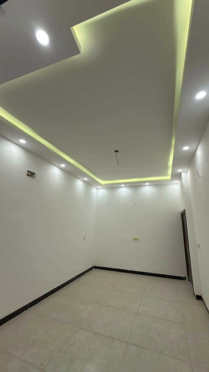 حي الجهاد مربع المخابرات 🏠
دار للبيع ١٠٠متر زيرو ممسكون
يحتوي ع مدخلين
صاله مطبخ حمام منور غرفه نوم
الطابق الثاني
غرفتين نوم مع خدمات
مقابل الدار سياج مدرسه ماكو جيران 
موقع جدا ممتاز مع سعر مناسب
اتصل ***********

