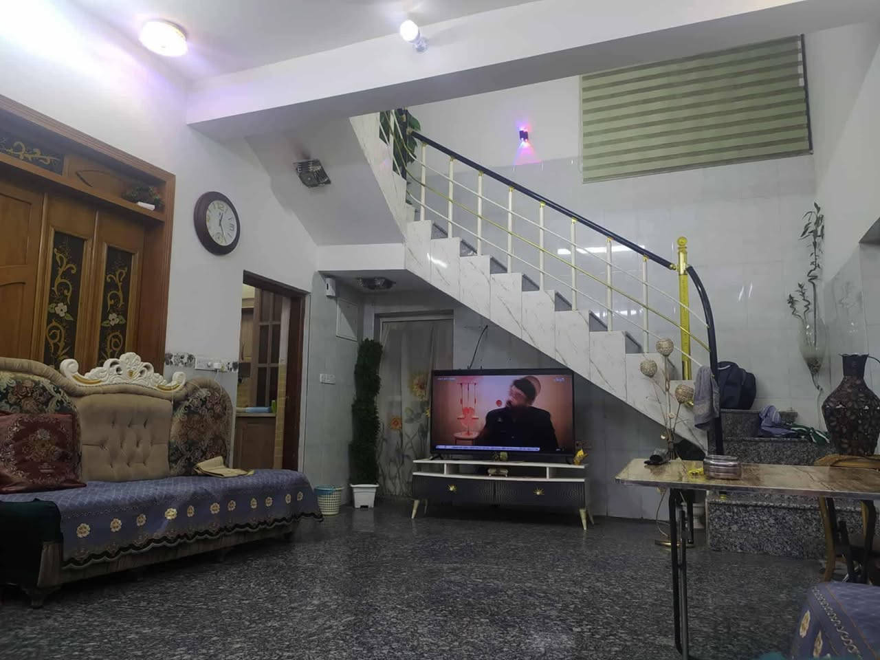 دار للبيع طابو زراعي سند 25 الموقع حي الكرامة خلف الضريبه من جهة حي الطيارة المساحة 170 متر طابقين الطابق الاول غرف نوم هول صالة مطبخ ومجمع صحيات وكراج سيارة الطابق الثاني 2 غرف نوم هول ومجمع صحيات
للاستفسار مكتب النبل للعقار والبناء والهندسه 
*********** واتساب 
***********
