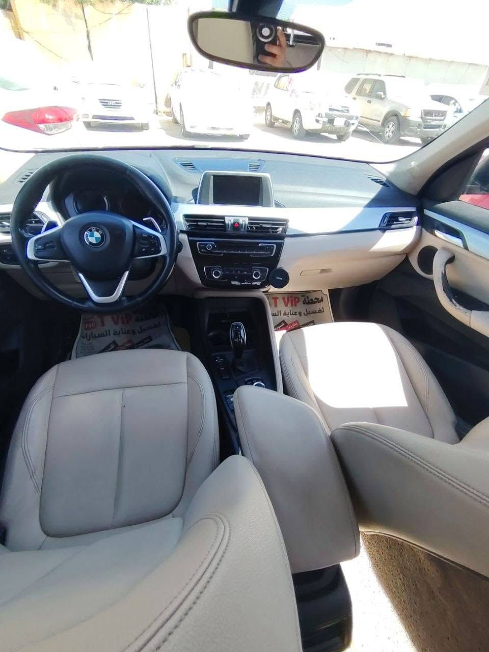السلام عليكم 
BMW X1
موديل 2019
وارد خليجي 
ضربتها باب السايق ولباب الخلف السايق وجامغ خلفي 
داخل جلد 
السعر 150 وبيها مجال 
رقم الهاتف ***********
***********
