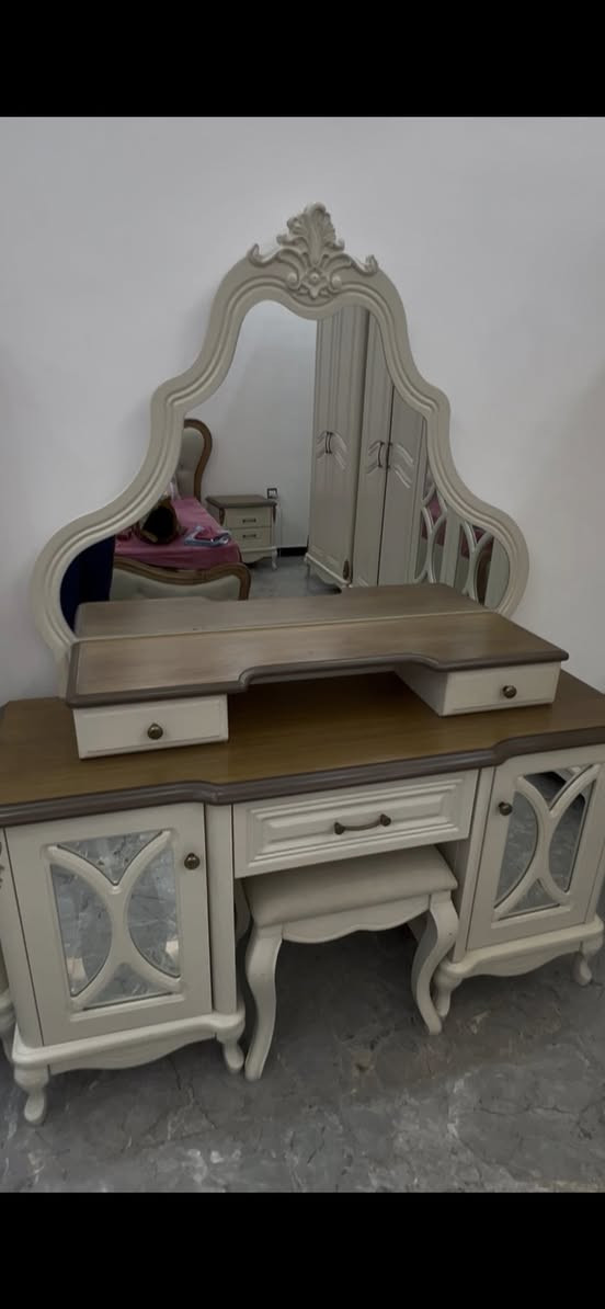 غرفه جديده للبيع امانه الله صارلي شهرين مشتريتها جديده شحط او وصخه مابيها  سبب بيع حسافر  الي ناوي ياخذها ومتأكد يتصل ع رقم رجاء لتبخسون بسعرها لان جديده
 ‭0770 001 7398‬
