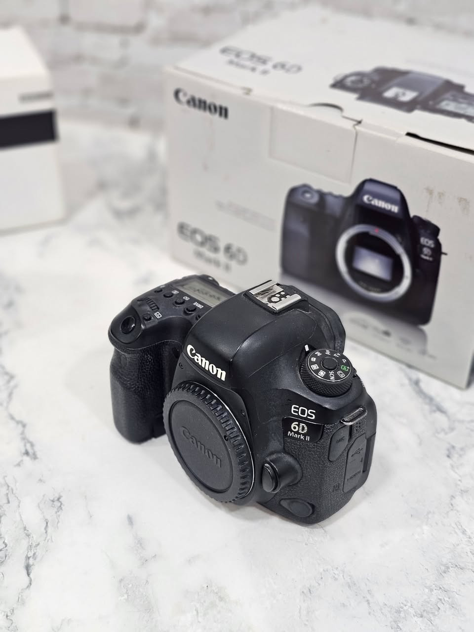 السلام عليكم 
للبيع كاميرا  أحترافية 
Canon 6d mark 2 
فئة dslr/full frame 
مستعمله ولكن نظيفة 
يجي وياها بطارية  وشاحن للبطاريه وكافة الملحقات 
تناسب مختلف انواع التصوير ، السعر/ ٩٠٠ ألف وبيها مجال  
.
.
.
للبيع عدسة sigma أحترافية  للكانون ذات البعد البؤري 24_70 (او عدسة زوم) 
مستعمله لكن نظيفة ، السعر ٧٠٠ الف وبيها مجال . 
للتواصل واتس ***********
