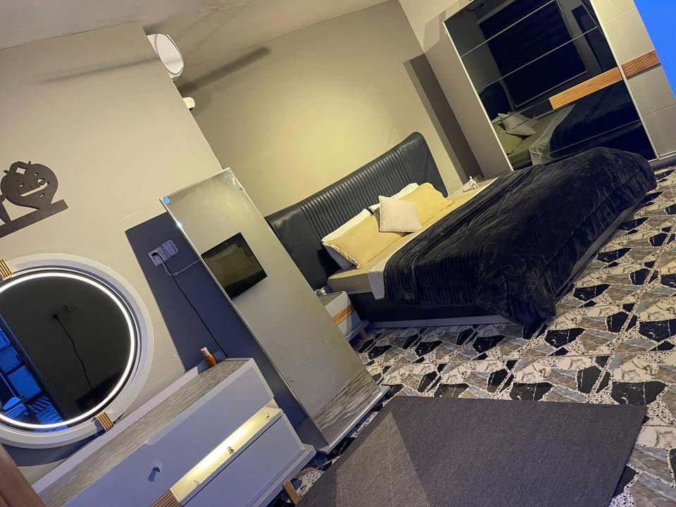 للبيع الثلاجه ب400 استعمال قليل جدا 20قدم والغرفة تركي درجه اولى سعرهه مليون ونص مكاني شارع حيفا الاستفسار على الرقم ***********
