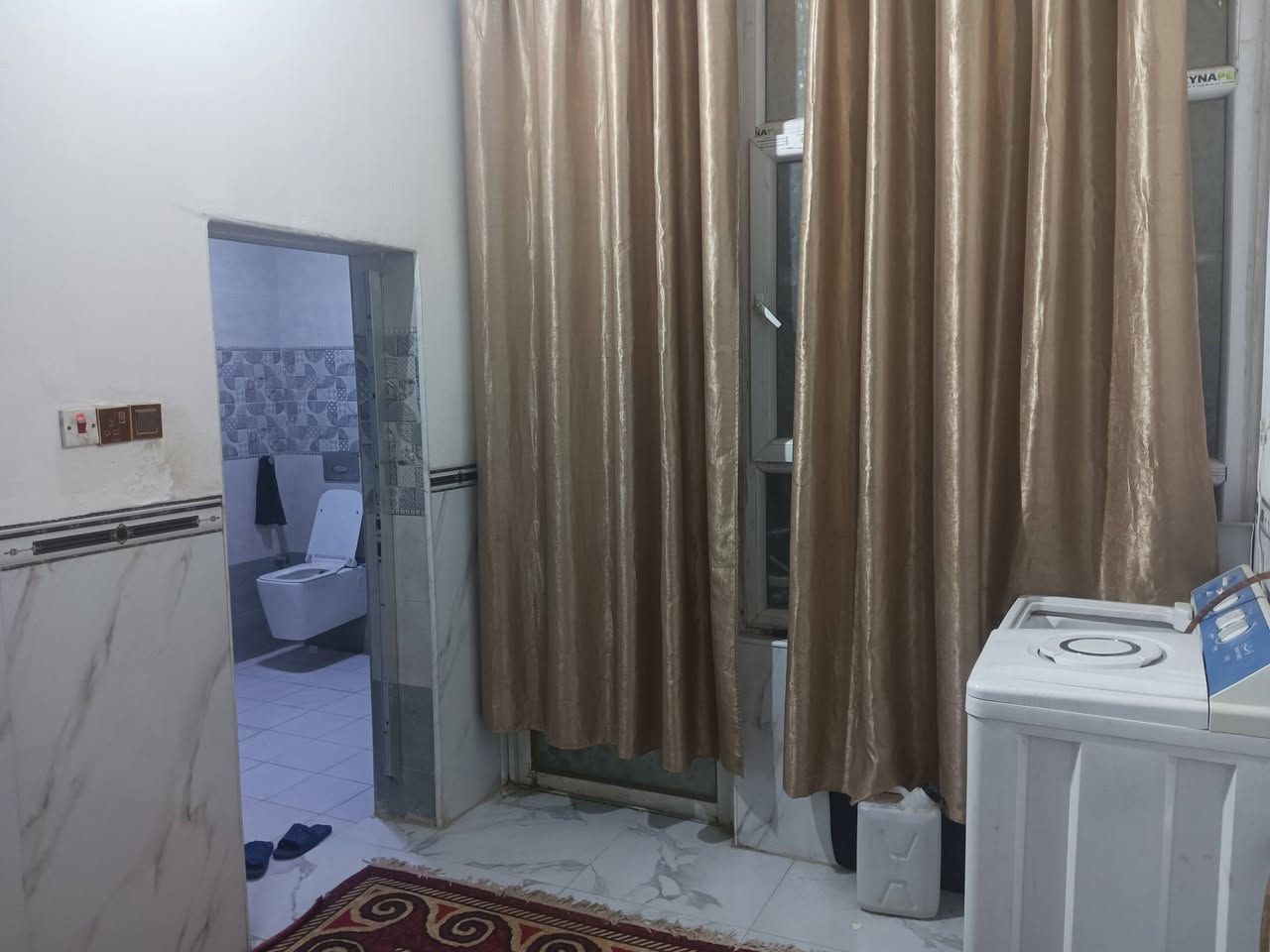 بيت 200 متر  قاط ونص
القاط الاول استقبال 6*4
 ومطبخ حار بارد الحار 5*4
وصالات 2 وحده 8*4 ونص
والصاله الصغيره 4*2ونص 
  وغرفتين كل وحده  5*4 
والحمام  2ونص *2ونص 
والقاط الثاني  
غرفتين 5*4
وصالتين وحده 7*4ونص
والثانيه 4*2ونص 
والحمام 4ونص *2ونص 
ماء نضام بطاريه نزال انج ونص  الحديث  2 كيزرات 
شبابيك حديث. بلاستك وحديد 
بيه نضام الارضه شغل 
كادر  من بابل 
ونضام تسليك بوري غاز للمطبخ والترك للتنور
العنوان حي الشهداء ثاني فرع على الحديقة العامه  مقابل الجمعيات
للاتصال  
*********** ابو علي
