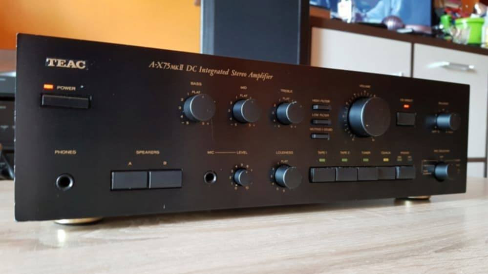 سلام عليكم اخوان 
🔊 للبيع: TEAC A-X75mkII
مضخم صوت ستيريو ياباني أصلي
قوة 75 واط لكل قناة
صوت نقي وقوي – مناسب للسماعات المنزلية
يدعم Phono / CD / AUX / Tape
تصميم كلاسيكي متين (Vintage Hi-Fi)
📌 الحالة: نظيف جدا نسبه النظافه 98%
💰 السعر: 275$


**إذا كنت صاحب هذا الإعلان وتريد حذفه لأي سبب، رجاءا أرسل رسالة إلى الدعم الفني**