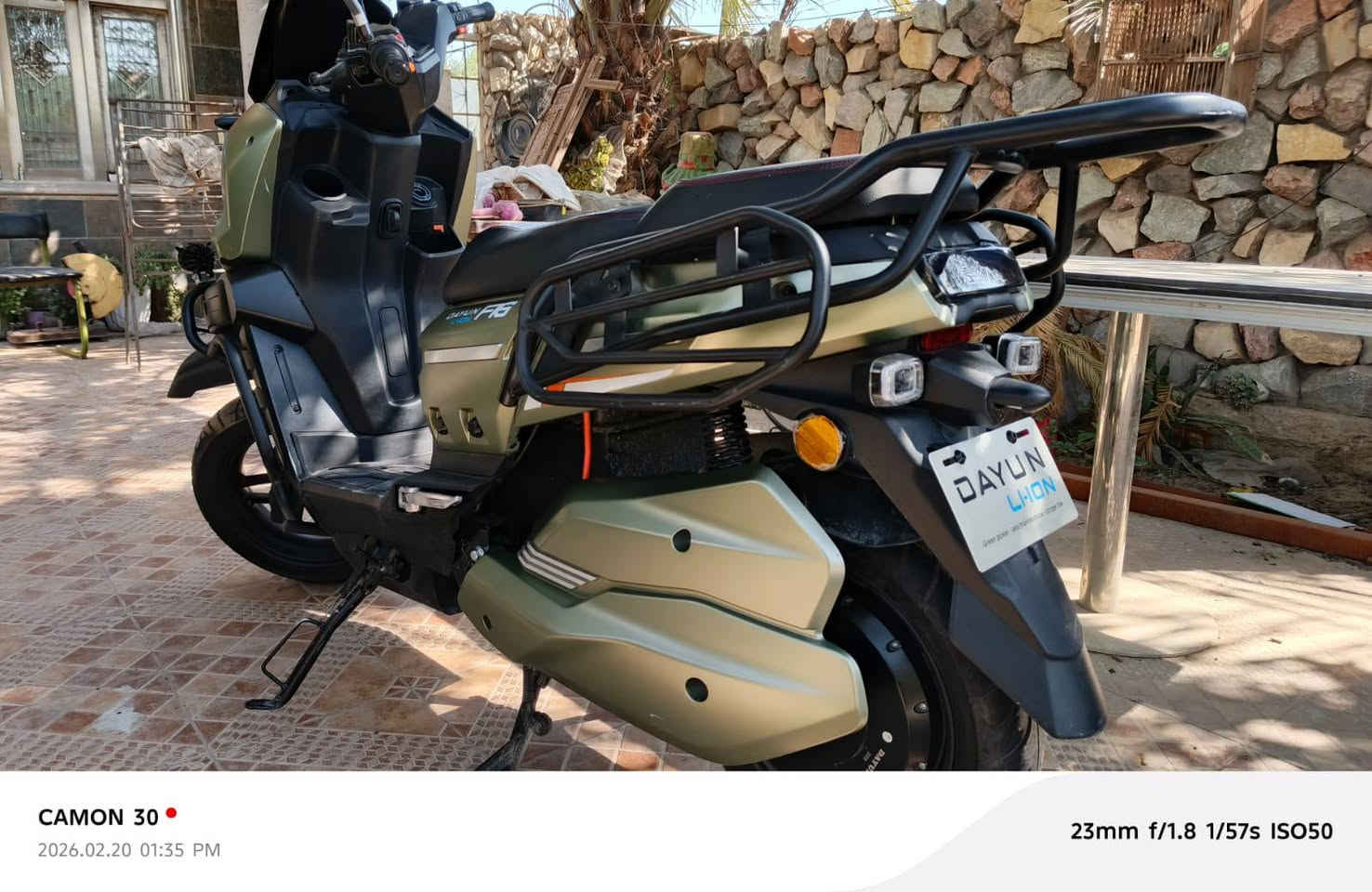 سلام عليكم دراجه للبيع من شركه  DAYUN Li-ion موديل F6 ⚡ موديل 2025  دراجه نضيفه جدآ وبحاله ممتازه وما بيه اي مشاكل 
مميزاتها 
1بطارية ليثيوم أصلية (Li-ion) – شحن سريع وأداء قوي
2عزم قوي وانطلاقة سريعة
3إنارة LED أمامي وخلفي شكل سبورت
4فرامل دسك أمامي – أمان عالي
5نظيفة جداً واستعمال خفيف
6 سماعات بلوتوث 
7 تقطع بشحنه الكامله  90 كيلومتر 
8 سرعته القصوى 75 حقيقي 

(الدراجة جاهزة تمشي بيها فوراً، ما محتاجة ولا فلس صرف 👌)
المكان البياع  
رقم الهاتف   *********** واتساب  ورصيد فقط
سعر مليون ونص وبيه مجال
