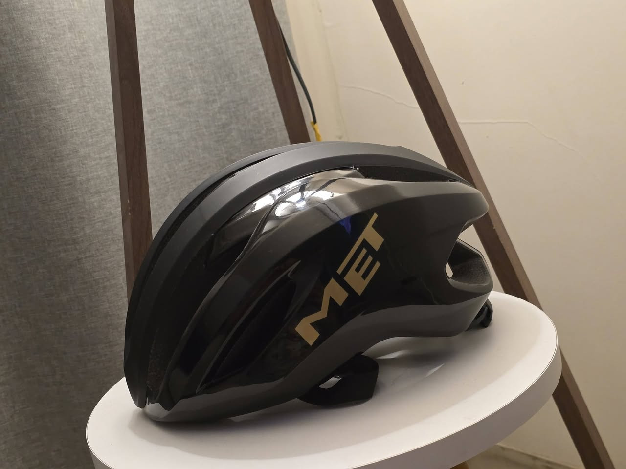 يا الله يا رزاق 👋
#السعر ٢٧ الاف
**🚴‍♂️✨ هلا بالشباب محبّين الدراجات! ✨🚴‍♀️
#متوووووفر 
الاصلي يمي عمي تدللون علينه  😍 
خوذة ماركة MET العالمية اورررجنال 🥰
❤️‍🔥وزن خفيف🔥
📊كفاءة عالية😍
📱تصميم عصري وحديث لاجل انسيابية الهواء 🌹🌹
فيديو بالتعليقات يوضح شكل الخوذة 👀👀
.
.
.
متجر عبدالله المغامر يقدملكم افضل وأجود اغراض الدراجات الهوائية …🚲🚲🚲
✔️ شغل مرتب يخلي دراجتك فول وتخطف الأنظار 😎
✔️ أسعار مناسبة  لكل الميزانيات 👀
✔️ جودة أصلية وتحمّل عالي🚲
✔️ توصيل سريع لكل المحافظات 🚚💨
✔️ خدمة دعم بأي لحظة 💬✨
لا تضيع الوقت… جهز دراجتك وخلي طلعاتك أحلى ويا متجر عبدالله المغامر! 😍🚴✨
للأستفسار على الخاص او مراسلة الصفحة على الواتس آب 📞 📞


**إذا كنت صاحب هذا الإعلان وتريد حذفه لأي سبب، رجاءا أرسل رسالة إلى الدعم الفني**