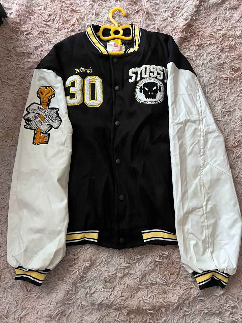 جاكيت فارسيتي شبابي — ستايل أمريكي — مقاس 2XL
كلشي واضح بل صور + الكم جلد طبيعي

سعر الماركه الاصلي موضح بل صوره الي يمي (كوبي ماستر) 
سعر 25 تواصل خاص


**إذا كنت صاحب هذا الإعلان وتريد حذفه لأي سبب، رجاءا أرسل رسالة إلى الدعم الفني**