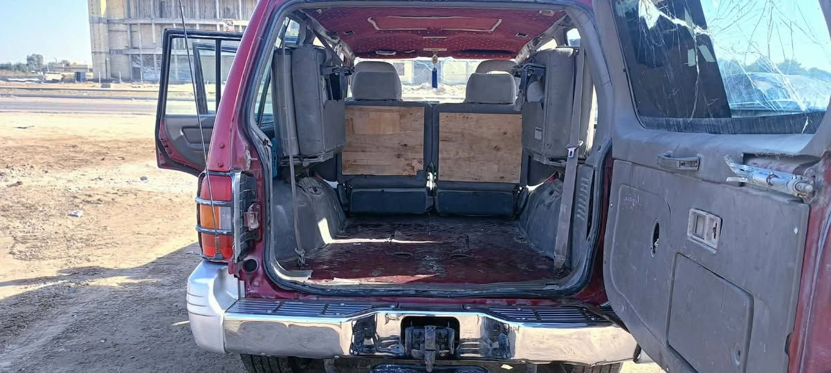 السلام عليكم من رخصه الأدمن باجيرو موديل 98 رقم قادسيه تحويل مباشر مكينه وكير اوتو محور فيفتي تخم تاير كهربائيات شغاله دواخل نضيفه مصبوغه جمالي حداديه نضيفه 
مكان السيارة الديوانيه 
موبايل ***********
السعر 65 وبيه مجال 
اخوان مكلف بالنشر اتصل على راعيه وتدلل
