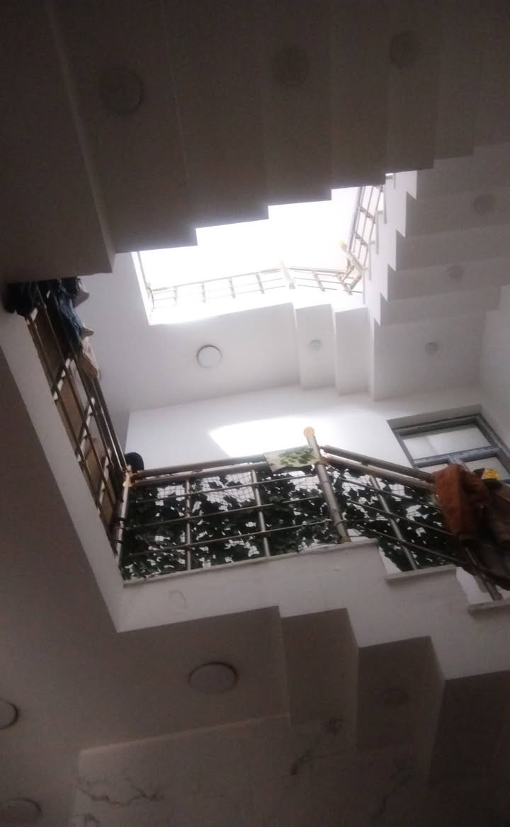 السلام عليكم ورحمته الله وبركاته رزقني الله ورزقكم صالحة الأعمال وجنبنا الحرام عندي دار حديث جديد بناء2024مساحة75م 5×15يقع بوسط شارع السيارات وشارع الكنيسة كهربائيات وماء دفن يتكون طابق ارضي وأول وثاني من مطبخين مرمر تركي درجة ممتازة الجدران حار وباردوحمامين افخر أنواع السيراميك الإسباني ارضيات مرمر تركي مصدف درجة اولى شبابيك المنيوم لون شمباني والمنازل والسطح شبابيك و ابواب حديد الابواب الداخلية الغرف تركي درجة اولى وباب ريئسية قاصة تركي هول وثلاثة غرف للبيع بسعر مناسب 400 مليون علما ان جميع الاثاث ومتعلقات المنزل معه للاستفسار الاتصال على ***********فقط واتساب
