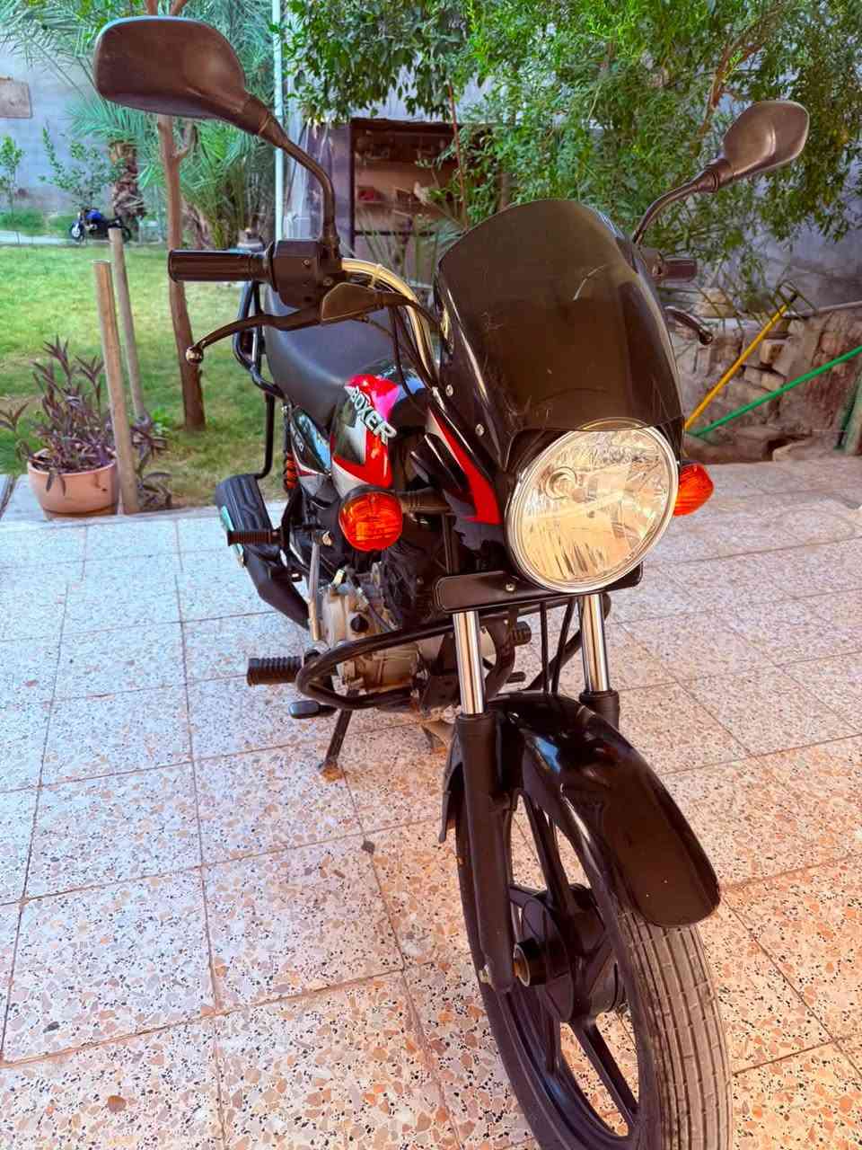 السلام عليكم دراجه بوكسر موديل ٢٢ سنويه باسم صاحبه السعر مليون و٩٠٠  الدراجه بلاديه برغي مامفتوح من عده الاتصال ع الرقم ***********
