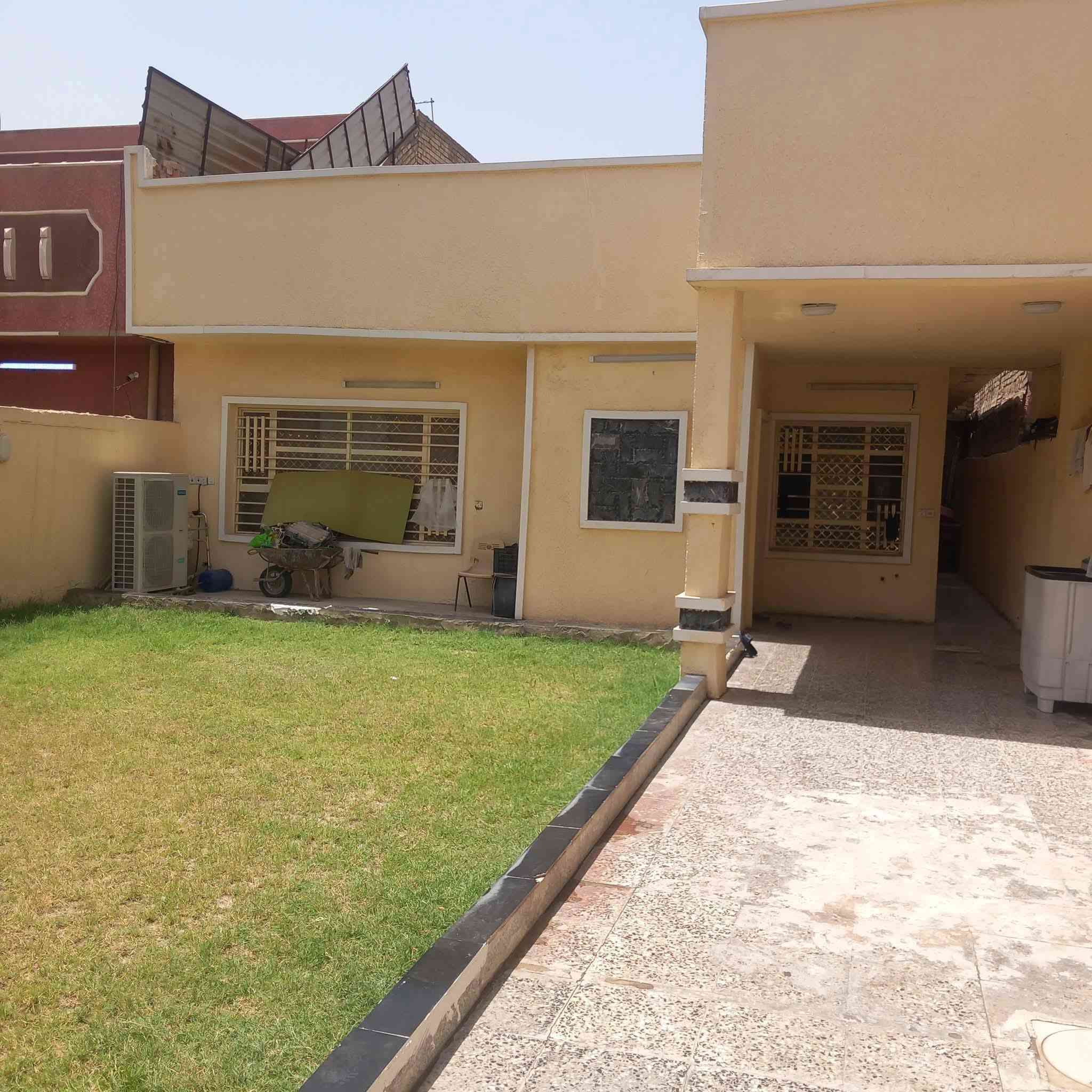 السلام عليكم بيت للبيع طابو صرف في الكمالية شارع الأصفر بالفرع مرطبات التميمي قرب شارع كريدي المساحة ٣٥٠م واجهة ١٠م ونزال ٣٥م البيت نظيف للسكن وعالي من الشارع ويرهم ايجارة لمدرسة او روضة السعر المتر ٨٥٠الف دينار للاتصال *********** ويرهم بيع نصف البيت او كامل البيت حسب الطلب
