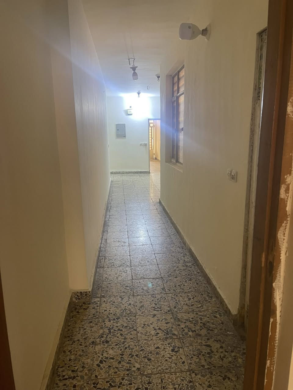 بيت طابق ثاني للايجار طابق ثاني للايجار ب350 
في حي المعلمين مال المشتل 
يتكون من غرفة نوم 1 واستقبال ومطبخ وخدمات 
معزول بدرج خاص ومي آلوحده وكهرباء الوحده
التواصل *********** اتصال 
وتس اب ***********
