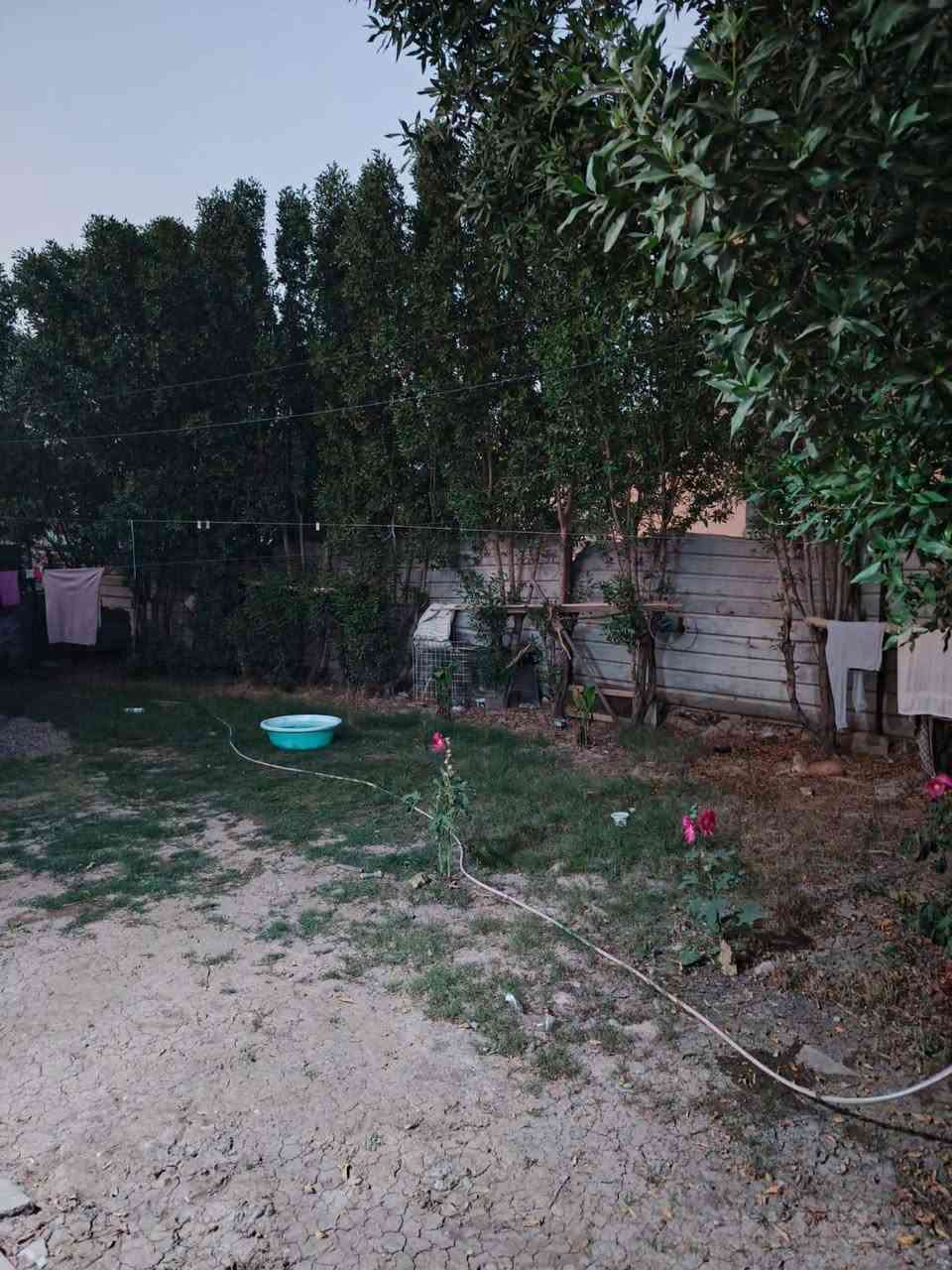 السلام عليكم بيت تجاوز للبيع  اكو غرفه نوم ممصورها مساحت البناء 150 وقطعه بصفه مسوينها حديقه مساحتها 150 الموقع ابو غريب حي الشهداء الجديده  مقابل مدرسه الخبير للاستفسار خاص او اتصل على الرقم ***********
