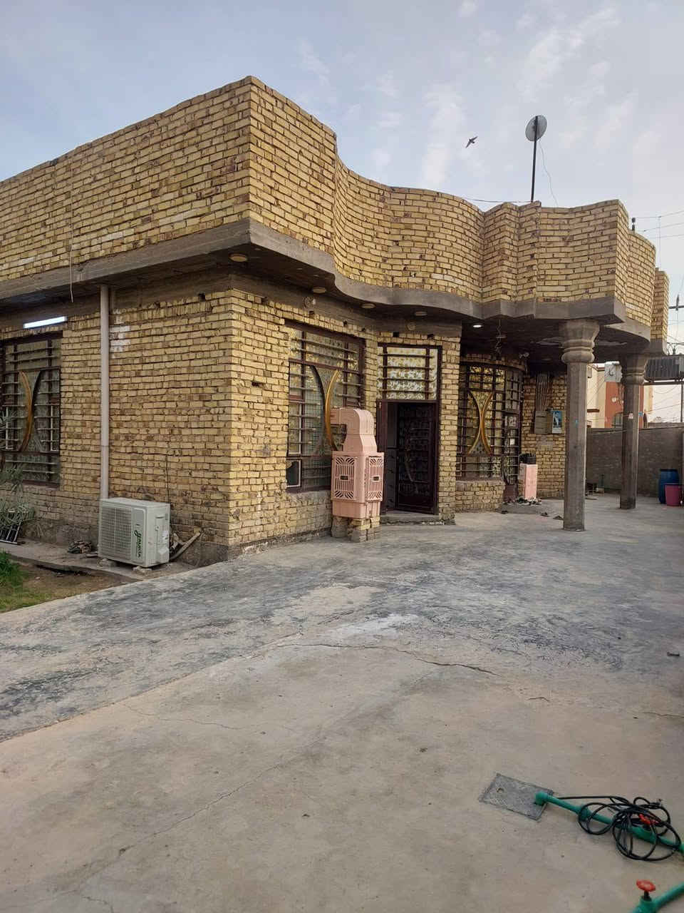 السلام عليكم 
بيت للبيع المساحة ٥٠٠م بناء درجة اولى طابوگ صب كونكريت خريطة كلش حلوه   الموقع  المعارة بالقرب من حسينية السجاد يبعد عن الشارع التبليط ١٠٠م للاستفسار الاتصال على الرقم ***********
