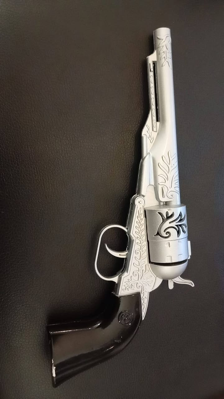 السلام عليكم
اللعبة هي طقم درامز للأطفال "Mini Jazz Drum" من العلامة التجارية WANYI (موديل NO.7368). 
المكونات: تتوفر بمجموعات مختلفة تشمل طبلة باس، طبول توم توم، صنج (Cymbal)، وعصي للضرب.
المميزات: مصممة لتنمية الحس الموسيقي، التركيز، والتنسيق الحركي لدى الأطفال.
الفئة العمرية: مناسبة للأطفال من عمر 3 سنوات فما فوق.
+ مسدس عدد ٢ مسدس كاوبوي معدني لعبة للأطفال تصميم كلاسيكي و جودة عالية أمان للأطفال يرهم ديكور شغلات
شخصيات حديد عدد ٦ موضح حجمهن بالصور


**إذا كنت صاحب هذا الإعلان وتريد حذفه لأي سبب، رجاءا أرسل رسالة إلى الدعم الفني**