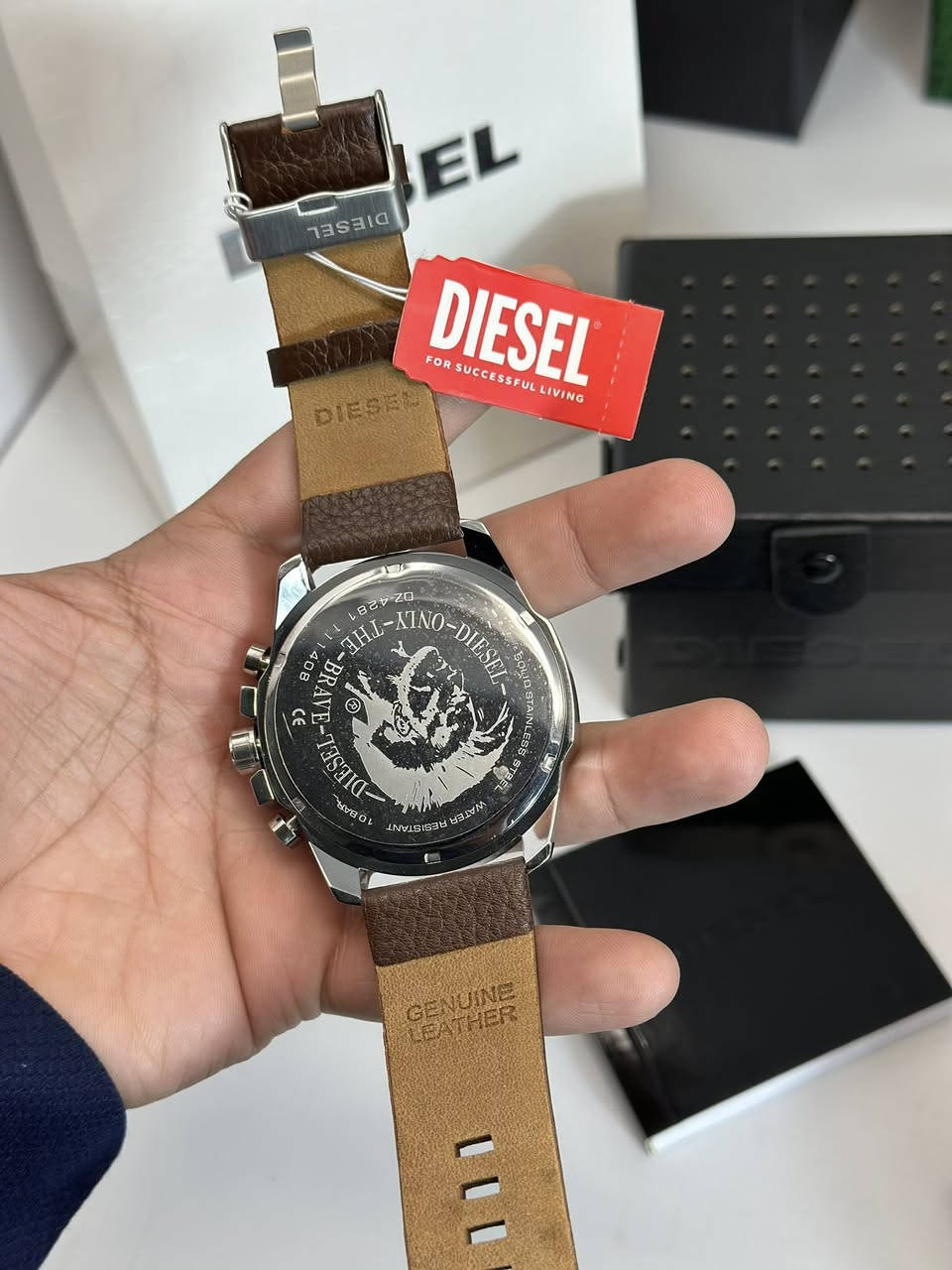 ساعه ديزل قطعه اصلي وكاله
جديد غير مستخدم مع كامل الملحقات
جلد طبيعي 
جميع السناتر شغاله نضام كرونو غراف 
مقاومه للماء 100م
رتيل الساعه 350$  تقريباً 550 الف
نبدي مزاد من ((50 الف))
شتوصل تنباع


**إذا كنت صاحب هذا الإعلان وتريد حذفه لأي سبب، رجاءا أرسل رسالة إلى الدعم الفني**