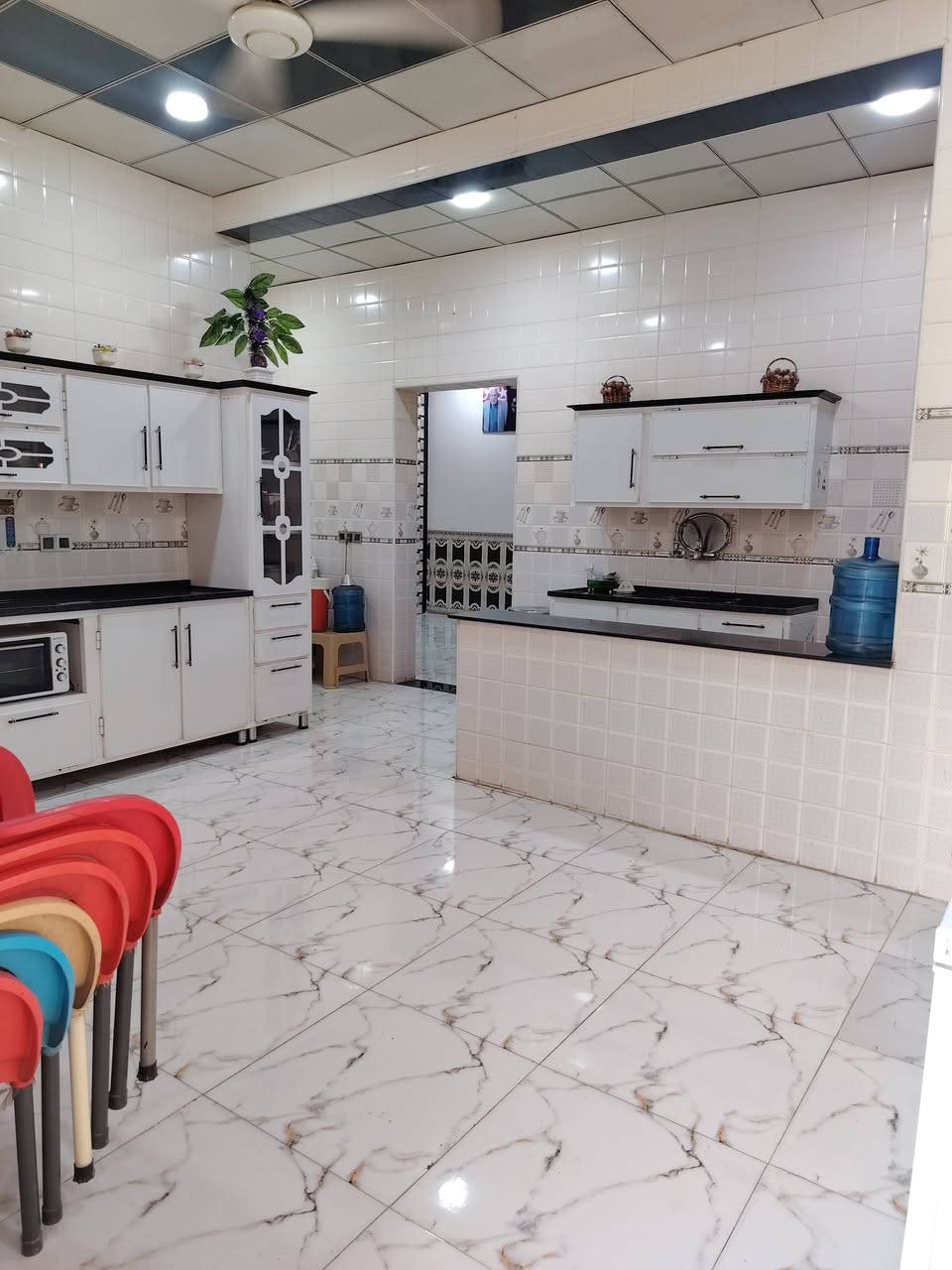 السلام عليكم بيت للبيع في حي الشرطة يحتوي على غرفتين نوم وصالة مطبخ حار وبارد استقبال صحيات داخلية وخارجية الطابق الأرضي كامل والطابق الثاني علنص المساحة 200 متر مطلوب إسكان (40) مليون للأستفسار الاتصال على الرقم ***********،،، علما البيت كونكريت مسلح البناء حديث  2023
