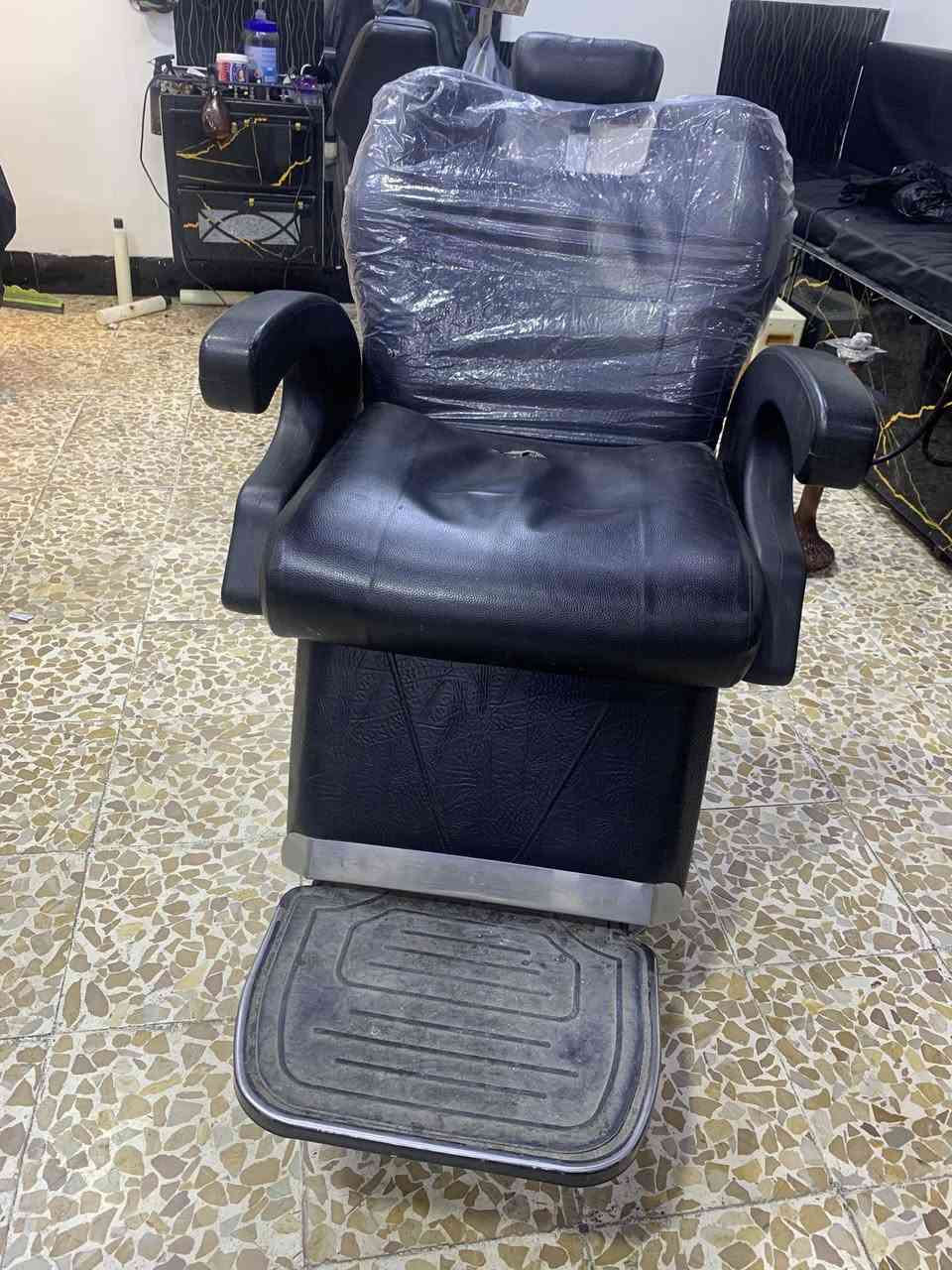 كراسي حلاقه للبيع جدد الاحمر والاسود عددثنين للاستفسار اتصل عل الرقم ***********
