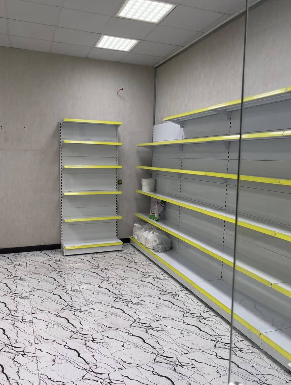 السلام عليكم رفوف استعمال قليل للبيع 
السعر 800 الف
للاستفسار ***********
الموقع بسماية
