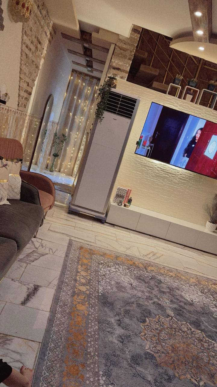 السلام عليكم 
دار للبيع حي الحضارة خلف مدرسة العبير المساحة ١٠٠م 5×20 يتكون من الطابق الأول استقبال وصالة ومطبخ وحمام داخلي وصحيات خارجية وطارمة صغيرة ومنور 
الطابق الثاني غرفتين نوم وغرفة كاملة سقف سندويج 
البناء عگادة والأرضية مرمر والسقوف مغربي للاستفسار ***********
